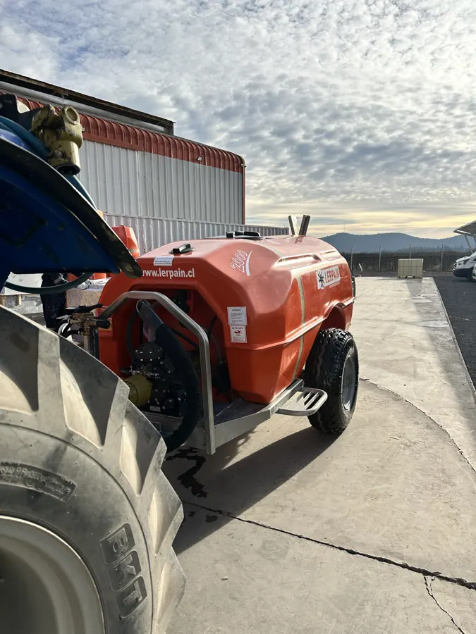 Nebulizador 2000 enganchado al tractor