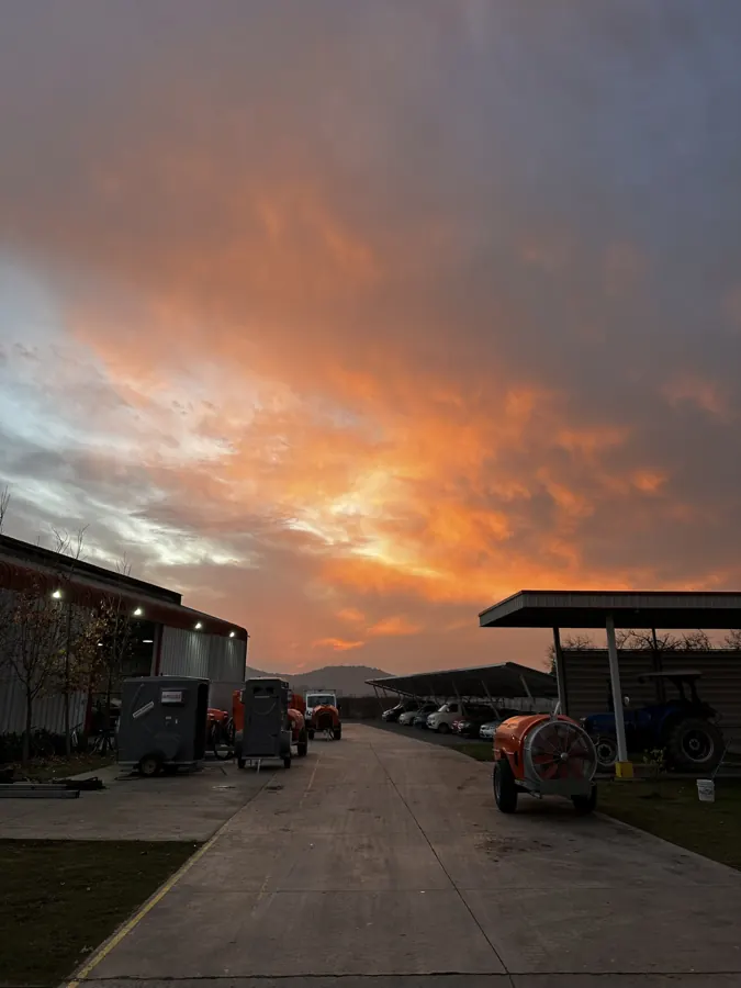 Patio de despacho al atardecer